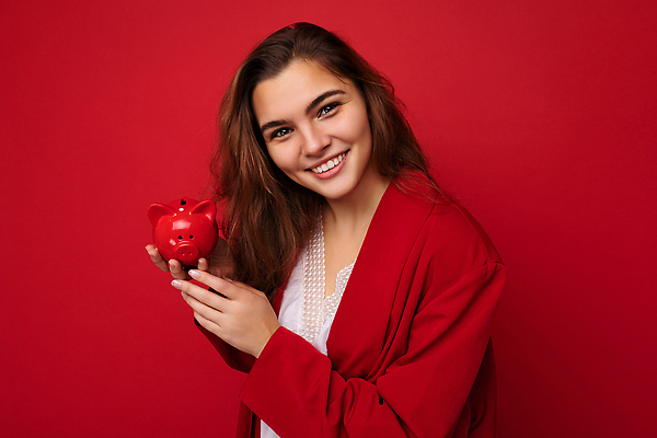 포토 JPG 해외이미지 백인 모델 라이프스타일 옷 여자 행복 감정 유럽 백그라운드 갈색머리 한명 사람 성인 빨간색 경제 뷰티 갈색 유행 공백 저금통 흰색 돼지 절약 우아함 블라우스 긍정 고립 저지 스타일 카피스페이스 해외202310 해외포토 서양인 1 헤어스타일 나라 컬러 컨셉 상의 포유류 생활 저축 파일형식