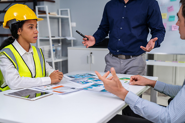 포토 JPG 해외이미지 여자 남자 회의 협력 책장 상반신 성인 옆모습 세명 사무실 직장인 엔지니어 안전모 화이트보드 안전조끼 성인만 해외202310 해외포토 직업 뷰포인트 가구 비즈니스 사람 기술자 헬멧 안전장비 파일형식