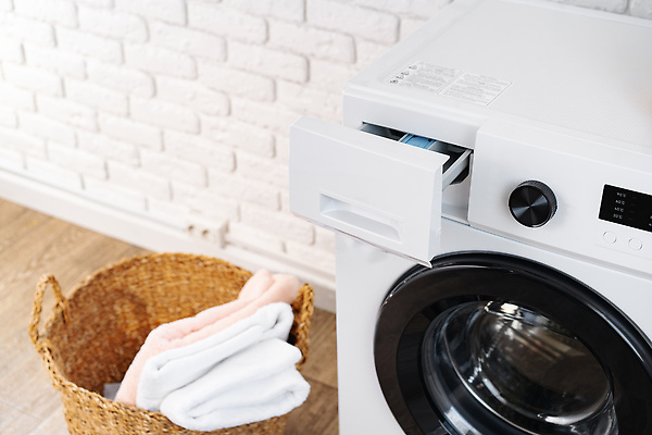 포토 JPG 해외이미지 가사 집안 실내 사람없음 수건 빨래 드럼세탁기 빨래바구니 해외202310 해외포토 내부 위생용품 바구니 세탁기 파일형식