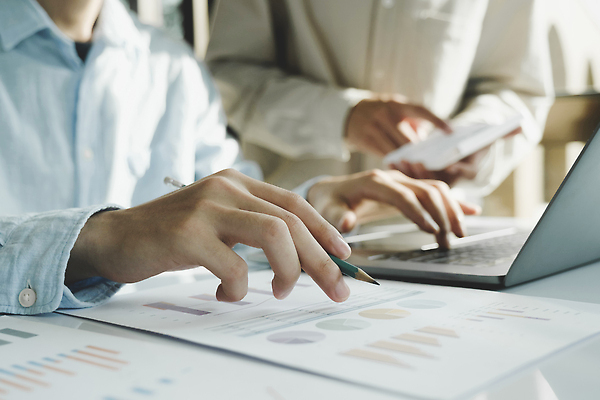 포토 JPG 해외이미지 비즈니스 사업가 통신 통계 성공 회의 협력 아이디어 함께함 설명 두명 금융 디지털 업무 비즈니스맨 그룹 계획 토론 디자이너 분석 동료 상담 투자 회계 소통 경영 계좌 마케팅 분석가 세미나 프로젝트 회계사 브레인스토밍 해외202310 해외포토 직업 남자 컨셉 관계 모션 사람 경제 작업 직장인 파일형식