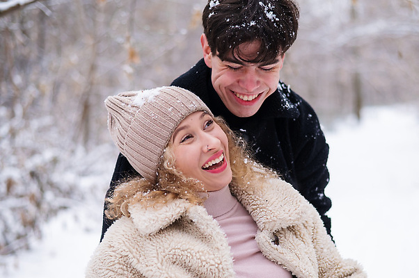 포토 JPG 해외이미지 백인 커플 공원 여자 남자 행복 여행 크리스마스 겨울 데이트 가족 관계 포옹 자연 휴가 함께함 사랑 야외 두명 목재 얼음 산책 기쁨 낭만 추위 흰색 시골 결합 서리 해외202310 해외포토 자연요소 서양인 나무 계절 공공시설 기념일 감정 컬러 컨셉 재료 안기 휴식 사람 생태계 파일형식