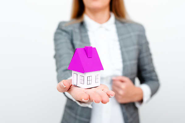 포토 JPG 해외이미지 여자 부동산 주택 한명 들기 정장 상반신 성인 앞모습 아웃포커스 성장 비즈니스우먼 주기 투자 건축모형 성인여자한명만 해외202310 해외포토 1 옷 뷰포인트 비즈니스 모션 촬영기법 사람 건물 모형 직장인 재산 여자한명만 성인여자만 파일형식