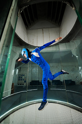 포토 JPG 해외이미지 1 스포츠 운동화 이동 유니폼 신체 모션 유리 수업 바람 실내 한명 정장 취미 세로 파란색 운동 강사 흐름 우주비행사 투명 개울 터널 보호 연결 헬멧 스카이다이빙 항공 역동적 튜브 곡예비행 중력 혼자 해외202310 해외포토 자연요소 직업 옷 교육 길 컬러 신발 컨셉 재질 날씨 건강 사람 내부 강 우주 비행 보호장비 익스트림스포츠 파일형식