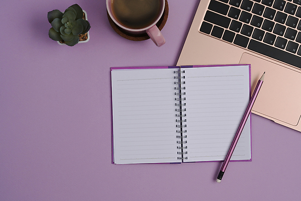 포토 JPG 해외이미지 화분 커피 사람없음 컵 노트북 하이앵글 사무실 연필 공책 오브젝트 보라색배경 해외202310 해외포토 식기 음료 뷰포인트 백그라운드 비즈니스 문구용품 학용품 전자제품 필기구 보라색 파일형식