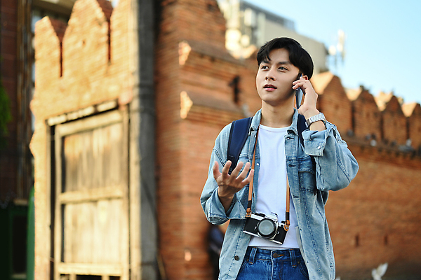 포토 JPG 해외이미지 건축물 남자 태국 한명 들기 동양인 손짓 상반신 성인 야외 앞모습 아웃포커스 스마트폰 카메라 올려보기 통화 태국여행 성인남자한명만 해외202310 해외포토 1 건축 아시아 뷰포인트 해외여행 모션 촬영기법 사람 인종 전자제품 핸드폰 스마트기기 남자한명만 성인남자만 파일형식