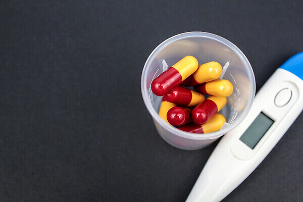 포토 JPG 해외이미지 접시 커피 백그라운드 건강 병원 사람없음 옆모습 치료 컵 컬러풀 알약 약 갈색 검은색 고통 장비 흰색 기구 공구 도움 열 질병 온도계 약국 온도 중독 보충 돌봄 치료제 화학물질 항생제 코로나바이러스 해외202310 해외포토 식기 감정 음료 뷰포인트 컬러 컨셉 의학 모션 도구 화학 바이러스 파일형식