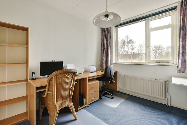 포토 JPG 해외이미지 창문 책장 사람없음 노트북 인테리어 모니터 공간 방 커튼 책상 서랍장 해외202310 해외포토 디자인 가구 전자제품 컴퓨터 파일형식