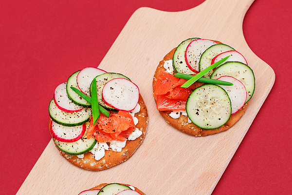 포토 JPG 해외이미지 음식 다이어트 오이 치즈 샌드위치 건강 식이요법 사람없음 크래커 쿠키 식사 신선 맛 아침식사 먹기 소금 연어 건강식 송어 저칼로리 총각무 맛있는 해외202310 해외포토 컨셉 채소 모션 디저트 유제품 어류 무 파일형식