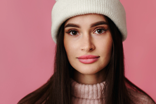 포토 JPG 해외이미지 모델 디자인 응시 여자 행복 분홍색 포즈 백그라운드 겨울 갈색머리 실내 따뜻함 건강 한명 웃음 뷰티 유행 기쁨 흰색 우아함 스웨터 니트 만족 긍정 고립 스타일 힙스터 해외202310 해외포토 1 헤어스타일 시선 계절 패션 감정 컬러 컨셉 상의 표정 사람 내부 파일형식