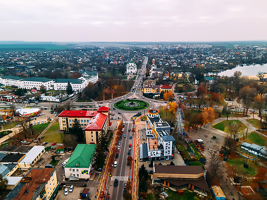 포토 JPG 해외이미지 디자인 유럽 도로 여행 건축양식 교통시설 자동차 전등 거리 버스 주택 안테나 풍경 사람없음 건물 도시풍경 뷰티 운전 도시 원형 고속도로 센터 교차로 승합차 속도 바쁨 짐차 빛망울 대각선 항공촬영 드론 해외202310 해외포토 도형 건축물 건축 나라 길 선 육상교통 뷰포인트 교통 통신 모션 승용차 조명 대중교통 빛 시설 파일형식