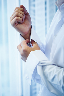 포토 JPG 해외이미지 남자 신부 결혼 셔츠 결혼식 단추 한명 상반신 성인 축하 준비 단추잠그기 성인남자한명만 해외202310 해외포토 1 컨셉 상의 모션 사람 이벤트 남자한명만 성인남자만 파일형식