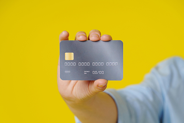 포토 JPG 해외이미지 무료이미지 한명 들기 금융 신용카드 구매 온라인쇼핑 해외202310 해외포토 1 모션 사람 경제 쇼핑 온라인 파일형식 무료콘텐츠