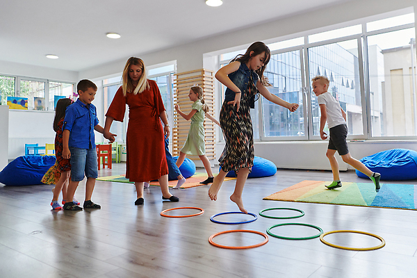 포토 JPG 해외이미지 여자 남자 어린이 스포츠 쿠션 창문 놀이 실내 소년 여러명 성인 달리기 손잡기 점프 교사 카펫 유치원 고리 체육 즐거움 해외202310 해외포토 직업 교육 감정 다수 모션 사람 내부 파일형식