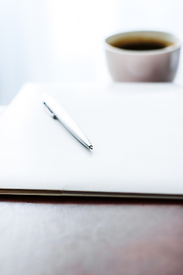 포토 JPG 해외이미지 백그라운드 사람없음 사무실 펜 공책 클래식 커피잔 해외202310 해외포토 커피 컨셉 비즈니스 문구용품 잔 필기구 파일형식