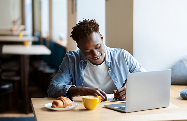 포토 JPG 해외이미지 남자 빵 흑인 실내 한명 상반신 성인 앞모습 노트북 학습 카페 기록 성인남자한명만 카공족 해외202310 해외포토 서양인 1 교육 음식 뷰포인트 사람 내부 전자제품 상점 신조어 약어 남자한명만 성인남자만 파일형식
