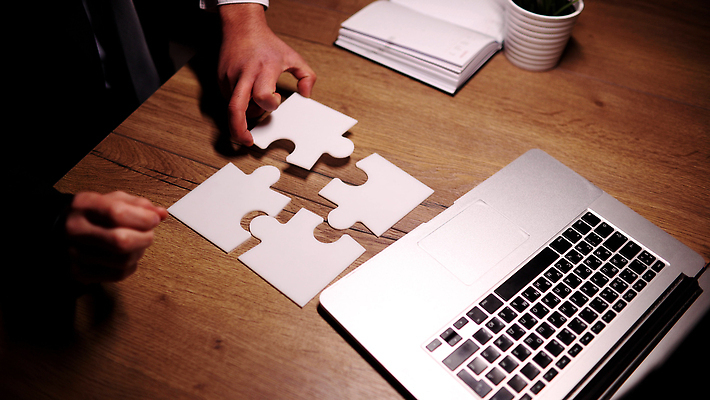 포토 JPG 해외이미지 직업 손 남자 종이 컨셉 회사 비즈니스 스트레스 함께함 사람 성인 사람없음 사무실 믿음 잡기 업무 비즈니스맨 퍼즐 그룹 계획 위험 분석 경영자 타이어 문제 해결 조립 파산 나쁜 위기 프로젝트 놓기 해외202310 해외포토 감정 모션 신체부위 금융 작업 직장인 리더 파일형식