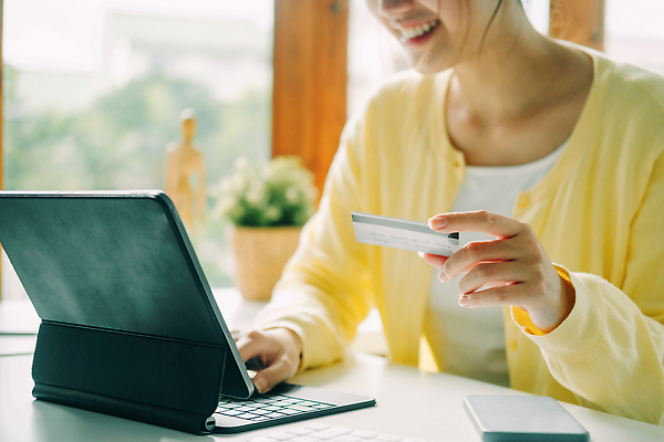 포토 JPG 해외이미지 여자 행복 돈 인터넷 비즈니스 통신 한명 미소 사람 노트북 쇼핑 컴퓨터 세일 공책 잡기 비즈니스맨 신용카드 닫기 구매 고객 상업 전자 결제 온라인쇼핑 온라인 전자상거래 인출 프리랜서 중소기업 해외202310 해외포토 직업 1 남자 감정 회사 모션 문구용품 표정 금융 전자제품 직장인 재산 파일형식