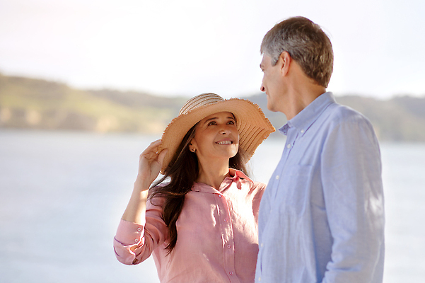포토 JPG 해외이미지 백인 모자 라이프스타일 커플 응시 여자 남자 행복 중년 여행 2 관계 남편 휴가 함께함 관리 사랑 미소 사람 성인 야외 두명 여름 햇빛 뷰티 걷기 맑음 낭만 잡기 아내 결합 카피스페이스 해외202310 해외포토 서양인 시선 잡화 계절 감정 컨셉 모션 날씨 표정 생활 태양 공백 파일형식