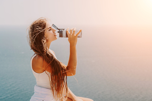 포토 JPG 해외이미지 라이프스타일 여자 행복 바다 여행 자연 하늘 휴가 산 한명 사람 성인 야외 물 파란색 뷰티 여행객 계곡 트래킹 하이킹 추위 자유 정상 셀프카메라 나눔 수평선 해외202310 해외포토 자연요소 1 감정 컬러 컨셉 레저 생활 사진촬영 생태계 파일형식