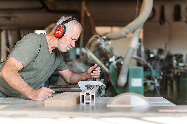 포토 JPG 해외이미지 직업 산업 포즈 백그라운드 탁자 노동자 기술 실내 관리 한명 서기 안전 사람 성인 목재 가로 금속 힘 기계 장비 업무 작업 원형 칼날 제조 널 미끄러짐 큼 자르기 회전 날카로움 목공예 작업대 조작 철강 톱질 해외202310 해외포토 도형 나무 1 가구 재료 모션 재질 내부 크기 공예 파일형식