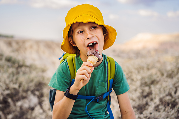 포토 JPG 해외이미지 남자 어린이 여행 가방 한명 소년 야외 아웃포커스 먹기 콘아이스크림 초코아이스크림 소년한명만 튀르키예 해외202310 해외포토 1 잡화 아시아 모션 아이스크림 촬영기법 사람 남자한명만 소년만 파일형식