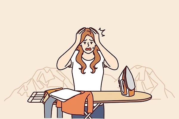 EPS 해외이미지 옷 여자 가사 일러스트 스트레스 한명 성인 쌓기 빨래 주부 두통 공포 충격 다리미 다리미판 과부하 다리미질 비명 손짚기 성인여자한명만 해외202310 해외일러스트 1 모션 사람 손짓 가전제품 질병 여자한명만 성인여자만 파일형식 벡터