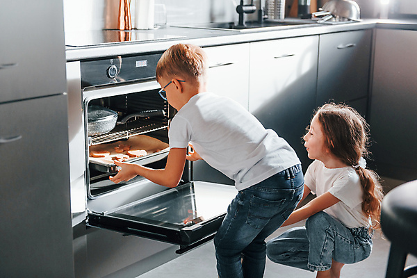 포토 JPG 해외이미지 여자 남자 안경 어린이 디저트 소년 상반신 두명 옆모습 쿠키 주방 오븐 반죽 제빵 요리중 넣기 어린이만 해외202310 해외포토 잡화 음식 뷰포인트 모션 사람 제과제빵 가전제품 파일형식