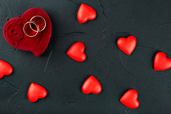 포토 JPG 해외이미지 모양 커플 기념일 컬러 결혼 백그라운드 결혼식 발렌타인데이 선물 사랑 사람없음 빨간색 상자 우주 낭만 축하 반지 오픈 고급 우아함 닫기 은색 컨테이너 보석 심볼 활 다이아몬드 약혼 콘크리트 벨벳 비어있는 해외202310 해외포토 감정 산업 컨셉 장신구 관계 모션 데이이벤트 이벤트 광석 실크 약속 파일형식