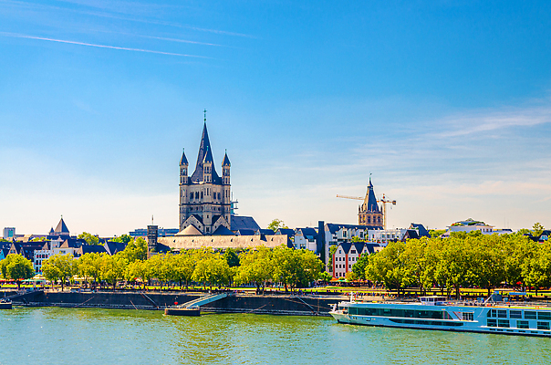 포토 JPG 해외이미지 나무 외관 유럽 여행 건축양식 하늘 주택 독일 풍경 사람없음 건물 초록색 파란색 강 도시풍경 교회 탑 항구 산책로 도시 보트 센터 중세 역사 성자 큼 북쪽 타운 첨탑 랜드마크 로마인 옛날 쾰른 해외202310 해외포토 식물 건축물 건축 나라 종교 길 컬러 배_교통 종교건축 교통시설 인종 크기 방향 파일형식