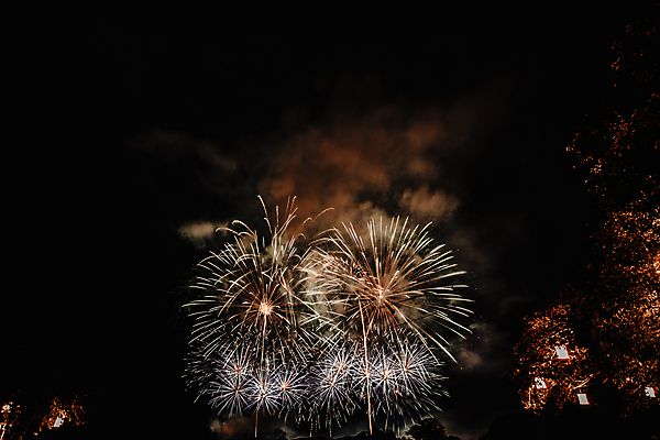 포토 JPG 해외이미지 백그라운드 밤하늘 폭죽 불꽃놀이 사람 이벤트 사람없음 야외 빛 반짝임 축제 어둠 군중 발광 해외202310 해외포토 모션 놀이 하늘 야간 파일형식