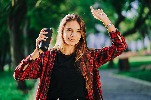 포토 JPG 해외이미지 백인 직업 여자 행복 유럽 얼굴 음악 백그라운드 회사 비즈니스 통신 응원 갈색머리 실내 한명 성인 금발 뷰티 표현 최고 비즈니스우먼 자신감 휴대용 종업원 무선전화기 사인 오디오 블루투스 혼자 해외202310 해외포토 서양인 1 헤어스타일 감정 나라 문화예술 사람 내부 신체부위 전자제품 직장인 전화기 오브젝트 파일형식