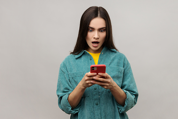 포토 JPG 해외이미지 스튜디오촬영 백인 라이프스타일 여자 감정 인터넷 청소년 회색배경 모바일 실내 한명 사람 스마트폰 핸드폰 독서 놀람 재킷 흰색 표현 네트워크 메시지 뉴스 연결 전화기 흥분 충격 온라인 타입 고립 블로거 소셜미디어 채팅 프리랜서 혼란 셀룰러 해외202310 해외포토 서양인 직업 1 컬러 백그라운드 컨셉 표정 내부 생활 전자제품 스마트기기 외투 회색 파일형식