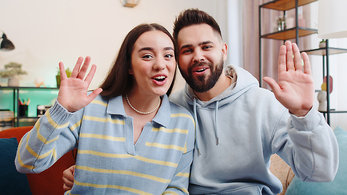 포토 JPG 해외이미지 라이프스타일 커플 응시 결혼 거실 통신 가정 가족 관계 남편 휴식 아파트 주택 함께함 실내 말하기 대화 앉기 취미 두명 친구 노트북 소파 인사 아내 작업 어플리케이션 고객 상담 부름 온라인 동영상 공유 블로거 화상통화 가상 1인칭시점 1인미디어 해외202310 해외포토 시선 컨셉 의자 모션 사람 이벤트 내부 건물 생활 전자제품 예절 방송 통화 파일형식