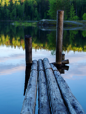 포토 JPG 해외이미지 공원 호수 여행 자연 하늘 아침 휴식 사람없음 야외 목재 물 파란색 햇빛 반사 항구 침묵 고요 일몰 산책로 시골 숲 방파제 수평선 해외202310 해외포토 주간 자연요소 나무 공공시설 길 컬러 컨셉 재료 교통시설 태양 노을 소리 생태계 파일형식
