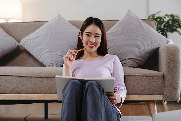 포토 JPG 해외이미지 백인 학생 라이프스타일 여자 교육 행복 어린이 이어폰 인터넷 교실 학교 수업 주택 실내 한명 사람 앉기 동양인 책 노트북 학습 스터디 컴퓨터 디지털 교사 공책 듣기 관찰 연결 강의 사이버 책상 대학교 온라인 동영상 온라인강의 해외202310 해외포토 서양인 직업 1 감정 음향기기 가구 모션 문구용품 인종 내부 건물 생활 전자제품 파일형식 언택트