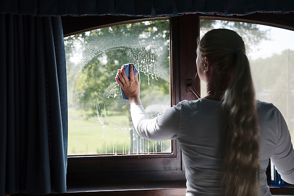 포토 JPG 해외이미지 1 손 여자 백그라운드 가사 창문 유리 주택 한명 사람 물 햇빛 노란색 거품 방 장비 공구 신선 잡기 업무 도움 투명 빨래 청소 세제 양동이 순수 서비스 주부 먼지 분무기 걸레 세탁기 고무 청소부 진행 위생관리 판유리 화학물질 해외202310 해외포토 자연요소 직업 컬러 컨셉 모션 재질 관리 건물 신체부위 태양 가전제품 도구 작업 화학 청소도구 파일형식