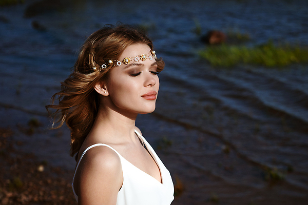 포토 JPG 해외이미지 라이프스타일 헤어스타일 행복 백그라운드 자연 건강 한명 야외 물 파란색 뷰티 유행 기쁨 자유 흰색 화려 우아함 달콤 피부 명상 내추럴 해외202310 해외포토 자연요소 1 감정 컬러 컨셉 사람 생활 신체부위 맛 생태계 파일형식