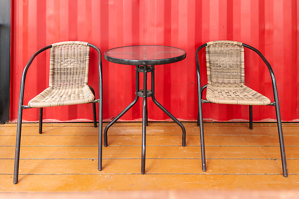 포토 JPG 해외이미지 외관 벽 여행 가구 2 의자 유리 탁자 휴식 거리 사람없음 야외 빨간색 세로 여름 햇빛 상점 식당 카페 도시 그리기 갑판 서비스 만족 나무바닥 광장 카페테리아 설정 골절 길가 엮은 비어있는 해외202310 해외포토 계절 감정 컬러 생활용품 컨셉 배_교통 의학 모션 재질 바닥 태양 파일형식