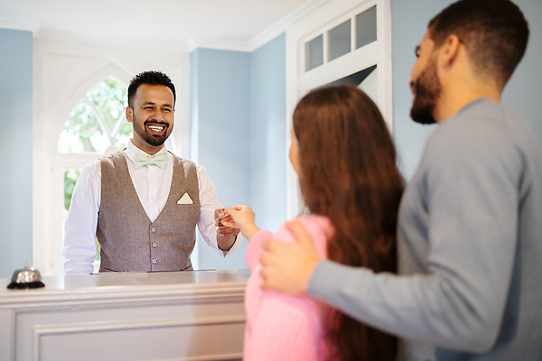 포토 JPG 해외이미지 백인 커플 행복 여행 백그라운드 비즈니스 중동 가족 호텔 남편 열쇠 휴가 실내 사람 성인 세명 여행객 방 흰색 아내 신용카드 계산대 직원 서비스 주기 경영자 휴양지 안내원 환영 예약 주인 접수 체크인 제의 해외202310 해외포토 서양인 직업 감정 나라 컬러 관계 모션 숙소 내부 금융 장소 리더 파일형식