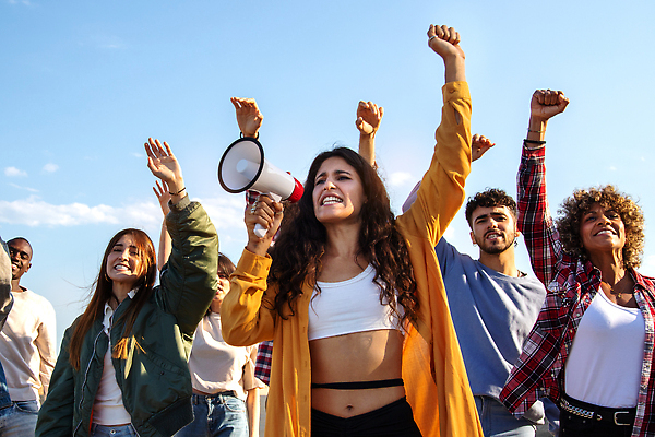 포토 JPG 해외이미지 주간 백인 여자 이동 컨셉 응원 사람 손짓 여러명 야외 확성기 힘 외침 주먹 분노 용기 그룹 메시지 변화 좌절 결심 민주주의 주기 리더 싸움 오르기 커뮤니티 팔 목소리 반항 비명 소셜 운동가 주장 통일 평등 항의 해외202310 해외포토 자연요소 서양인 그릇 감정 다수 모션 신체부위 소리 파일형식