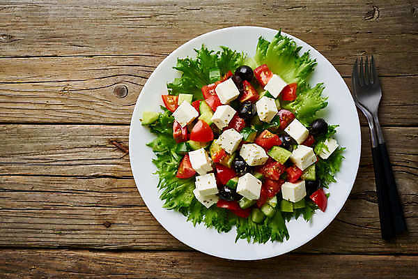 포토 JPG 해외이미지 접시 포크 잎 다이어트 토마토 오이 치즈 사람없음 샐러드 신선 양상추 올리브 나무배경 해외202310 해외포토 식물 식기 열매 음식 백그라운드 채소 유제품 건강 파일형식