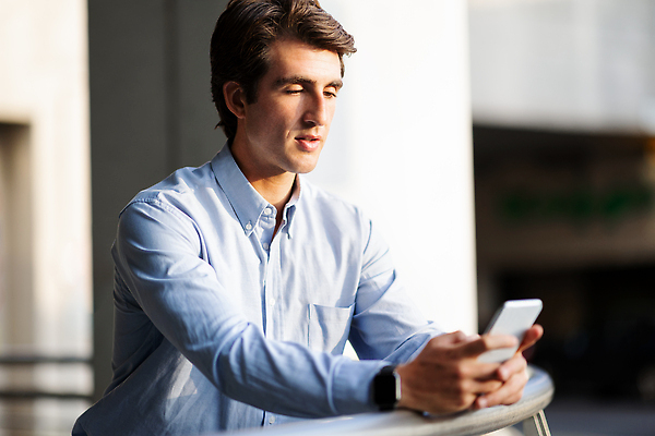 포토 JPG 해외이미지 백인 직업 라이프스타일 남자 행복 백그라운드 비즈니스 사업가 통신 성공 모바일 노동자 거리 세포 한명 사람 성인 야외 건물 스마트폰 핸드폰 공백 잡기 도시 비즈니스맨 자신감 어플리케이션 전화기 스마트 정중 밀레니얼 해외202310 해외포토 서양인 1 건축물 감정 컨셉 모션 생활 경제 전자제품 스마트기기 직장인 파일형식