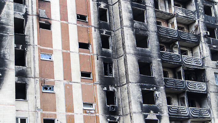 포토 JPG 해외이미지 외관 벽 건축양식 창문 유리 불 아파트 주택 사람없음 건물 고층빌딩 손상 로켓 긴급 도시 위험 폭격 공격 폭발 사건 버리기 대포 깨짐 재 재앙 파멸 화상 해외202310 해외포토 자연요소 건축물 건축 무기 컨셉 모션 재질 빌딩 상처 파일형식 소멸