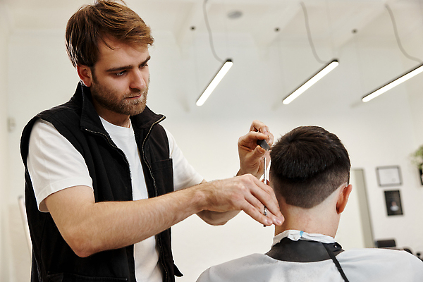 포토 JPG 해외이미지 헤어스타일 응시 남자 전등 앉기 상반신 성인 두명 옆모습 장비 머리빗 조끼 망토 미용사 이발 이발소 성인남자만 해외202310 해외포토 직업 시선 뷰포인트 모션 조명 사람 외투 미용용품 뷰티샵 남자만 성인만 파일형식