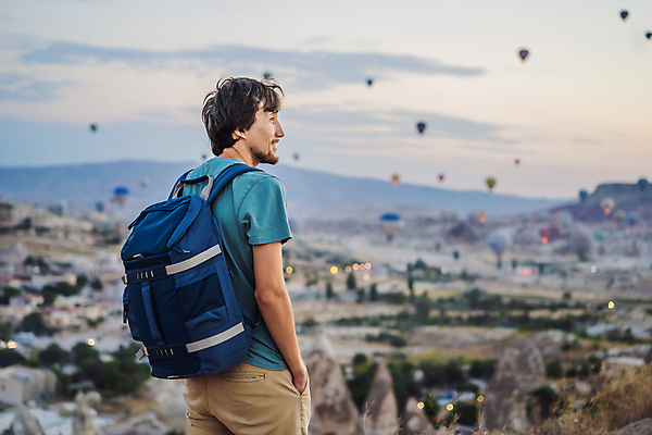 포토 JPG 해외이미지 남자 여행 하늘 산 성인 야외 옆모습 아웃포커스 일몰 로맨틱 열기구 주머니손 성인남자한명만 튀르키예 해외202310 해외포토 아시아 뷰포인트 컨셉 항공교통 모션 촬영기법 사람 노을 남자한명만 성인남자만 파일형식