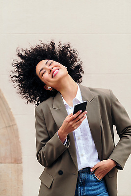 포토 JPG 해외이미지 1 학생 라이프스타일 여자 행복 감정 음악 이어폰 노래 모션 놀이 모바일 휴식 한명 미소 사람 성인 세로 30대 스마트폰 청춘 소리 활발 듣기 시원함 무선전화기 전화기 스마트 흥분 긍정 오디오 히스패닉 스타일 카피스페이스 해외202310 해외포토 음향기기 컨셉 문화예술 표정 생활 장년 전자제품 핸드폰 스마트기기 공백 파일형식