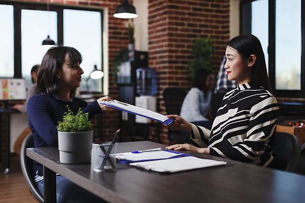 포토 JPG 해외이미지 여자 화분 화초 의자 창문 앉기 여러명 상반신 성인 옆모습 펜 마주보기 책상 주기 문서 연필꽂이 서류판 성인여자만 해외202310 해외포토 식물 뷰포인트 가구 다수 모션 문구용품 사람 필기구 사무용품 여자만 성인만 파일형식
