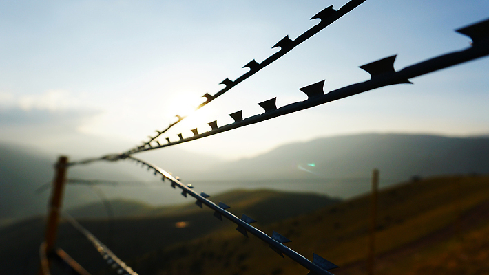 포토 JPG 해외이미지 나무 식물 여행 백그라운드 밭 자연 하늘 날씨 추상 산 사람없음 야외 초록색 울타리 태양 뷰티 농장 환경 금속 사막 금지 안개 시골 기둥 카우보이 보호 농부 언덕 보안 날카로움 철사 철조망 블러 옛날 해외202310 해외포토 자연요소 직업 건축 컬러 컨셉 무늬 농업 재질 안전 담장 생태계 파일형식
