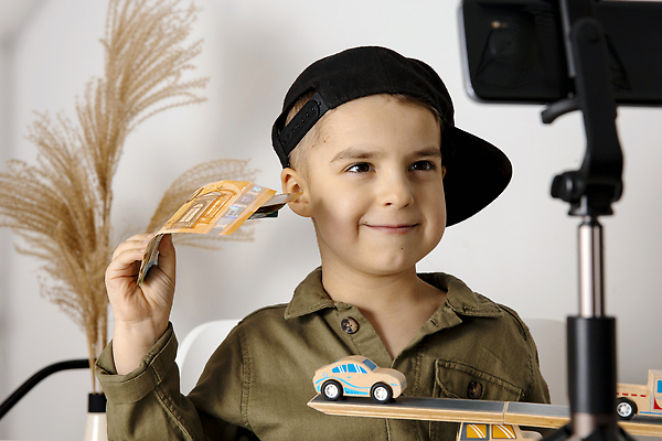 포토 JPG 해외이미지 남자 화분 종이 어린이 한명 들기 소년 상반신 앞모습 스마트폰 장난감 촬영 삼각대 설명서 자동차모형 소년한명만 크리에이터 1인미디어 유튜버 영상촬영 해외포토 직업 1 뷰포인트 모션 사람 핸드폰 스마트기기 모형 방송 남자한명만 소년만 파일형식