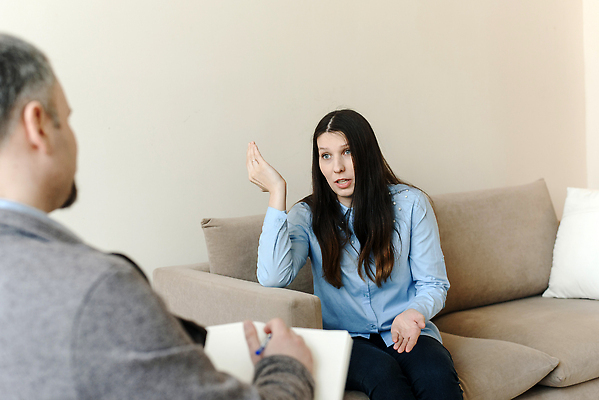 포토 JPG 해외이미지 백인 직업 여자 남자 스트레스 건강 대화 사람 앉기 두명 치료 사무실 약 듣기 모임 환자 의사 슬픔 도움 좌절 질병 고객 고민 상담 방문 문제 테라피 돌봄 우울증 정신과 정신과의사 조언 지원 치료사 헬프 심리치료 카운슬러 해외202310 해외포토 서양인 감정 컨셉 비즈니스 의학 모션 병원 말하기 뷰티 의료진 상담원 심리 파일형식